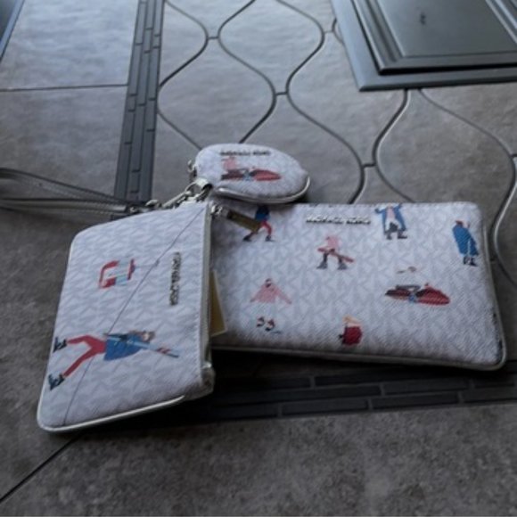 Michael Kors Jet Set Girls Wristlet Trio - Picture 9 of 16